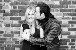 jennifer-aniston-and-justin-theroux-lovey-dovey-in-rooftop-photo-shoot